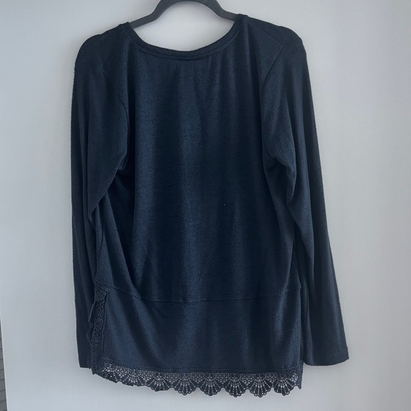 NWT. Bobeau navy Long Sleeve Top with Scalloped Lace - Picture 4 of 4